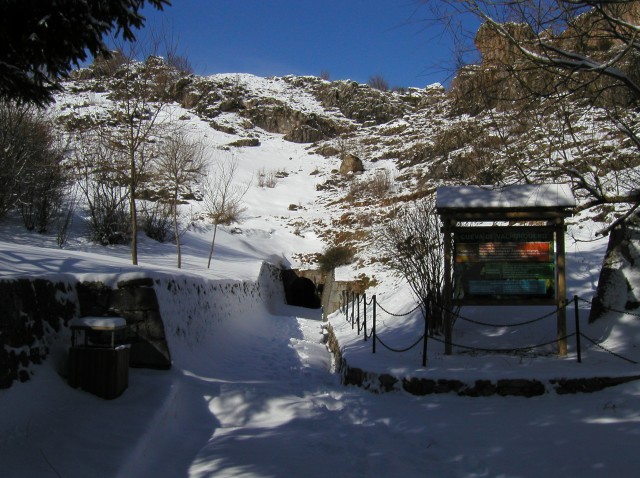 Tunel acceso nevado